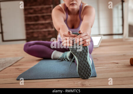 Femme sportive aux cheveux clairs à côté alors que la formation Banque D'Images