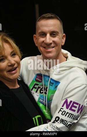 MILAN, ITALIE - 21 février : Designer Jeremy Scott posant devant le backstage Moschino show à Milan Fashion Week automne/hiver 2019-2020. Banque D'Images