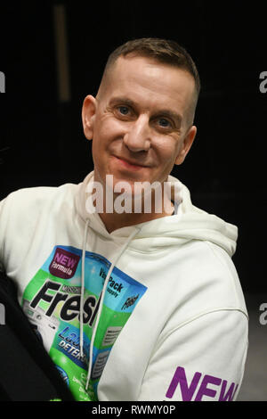 MILAN, ITALIE - 21 février : Designer Jeremy Scott posant devant le backstage Moschino show à Milan Fashion Week automne/hiver 2019-2020. Banque D'Images