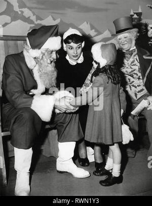 Audrey Hepburn, avec le Père Noël, message d'une petite fille, circa (1950) #  de référence de fichier 33751 420THA Banque D'Images