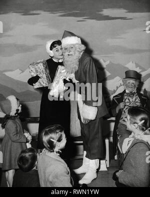 Audrey Hepburn, avec le Père Noël, de l'accueil des enfants, circa (1950) #  de référence de fichier 33751 422THA Banque D'Images