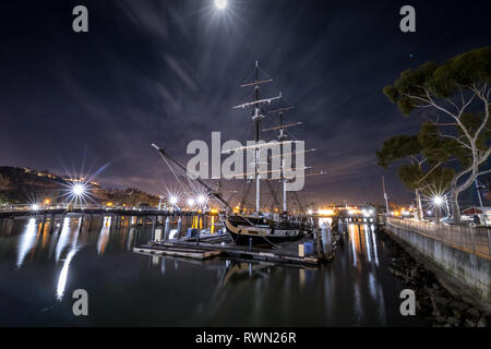 Une longue exposition photo du bateau à Brig, le Pèlerin, attraction touristique la nuit avec des lumières de Dana Point Harbor reflétant dans l'eau et la m Banque D'Images