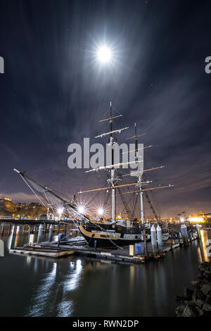 Une longue exposition photo du bateau à Brig, le Pèlerin, attraction touristique la nuit avec des lumières de Dana Point Harbor reflétant dans l'eau et la m Banque D'Images