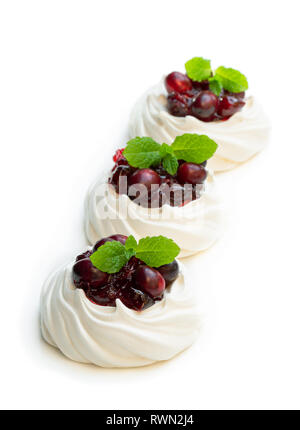 Mini Pavlova nids de meringue avec canneberge et de feuilles de menthe isolated on white Banque D'Images