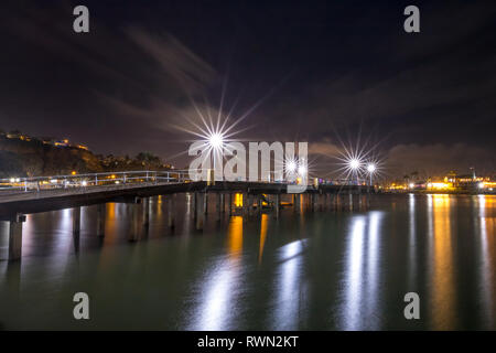 Une longue exposition photo de Dana Point jetée de nuit avec des lumières de Dana Point Harbor reflétant dans l'eau, Dana Point, Californie Banque D'Images