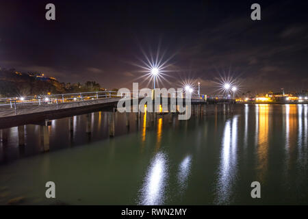 Une longue exposition photo de Dana Point jetée de nuit avec des lumières de Dana Point Harbor reflétant dans l'eau, Dana Point, Californie Banque D'Images