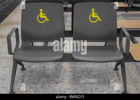 Mobilité signer les chaises en zone d'attente des passagers de l'aéroport Banque D'Images