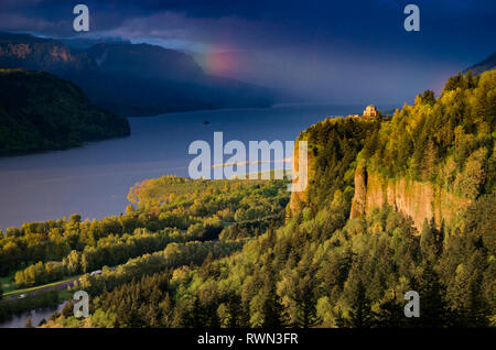 Vista House au sommet de Crown Point, le long de la gorge de la rivière Columbia historique de la route panoramique, Oregon, USA. Banque D'Images