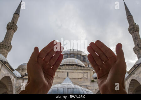 Les mains en prière musulmane mosquée et minaret, contexte Banque D'Images