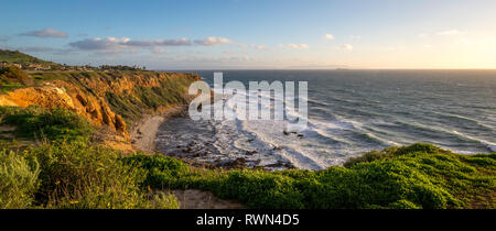 Belle l'herbe dans le vent au sommet des falaises de hauteur du point Vicente avec des vagues s'écrasant sur la côte rocheuse au-dessous, Rancho Palos Verdes, Califor Banque D'Images