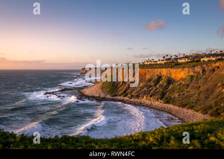 L'exposition à long shot de vagues s'écraser sur les hautes falaises le long de la côte sud de la Californie au coucher du soleil par un jour de vent, Golden Cove, Rancho Palos Verd Banque D'Images