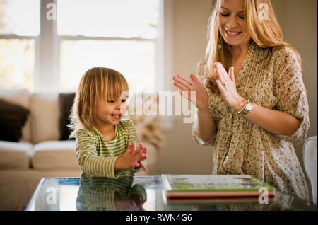 Jeune maman jouant avec sa petite fille. Banque D'Images