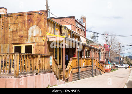 IDAHO Springs, Californie - le 29 avril 2018 : scène de rue de la ville historique de l'ouest de l'Idaho Springs, Colorado ville minière. Banque D'Images