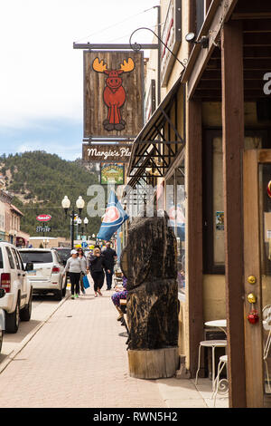 IDAHO Springs, Californie - le 29 avril 2018 : scène de rue de la ville historique de l'ouest de l'Idaho Springs, Colorado ville minière. Banque D'Images