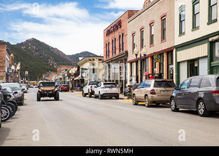 IDAHO Springs, Californie - le 29 avril 2018 : scène de rue de la ville historique de l'ouest de l'Idaho Springs, Colorado ville minière. Banque D'Images