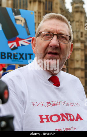 Len McCluskey, Secrétaire général de Unite the Union est perçue au cours de la protestation. Des centaines de travailleurs automobile Honda de protestation devant le Parlement, les membres du Parlement hall pour sauver l'usine de Swindon. L'entreprise a annoncé le mois dernier que l'usine sera fermée en 2021, avec la perte de 3 500 emplois et peut-être 12 000 emplois ou plus dans tout le pays. Banque D'Images