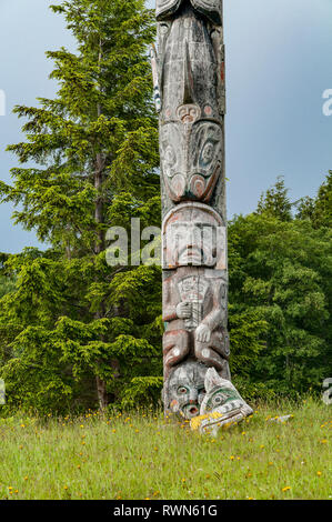 Mâts totémiques de cemetary, Alert Bay, l'île Cormorant, British Columbia, Canada Banque D'Images