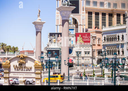 LAS VEGAS, NEVADA - 15 MAI 2018 : Street View de Treasure Island Resort et le casino Venetian Resort Hotel Casino avec des panneaux colorés, un Grand Canal Banque D'Images