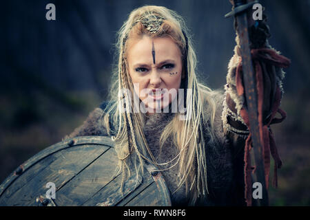 Fou furieux guerrière viking dans l'attaque. Sward et bouclier. Close-up portrait. Couverture du livre Banque D'Images