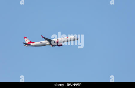 Bucarest/Roumanie - 05 août 2018 : Austrian Airlines plain décollant de l'aéroport d'Otopeni Banque D'Images