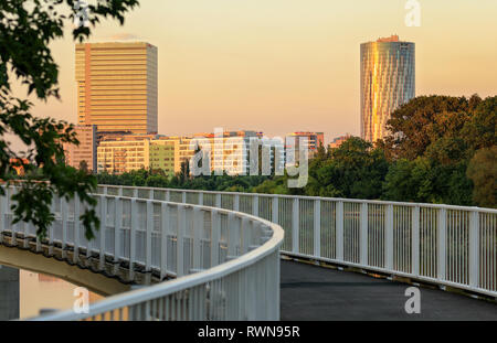 Bucarest/Roumanie - 05 août 2018 : vue sur le centre d'affaires du nord de Bordei Park, près de Parc Herastrau Banque D'Images