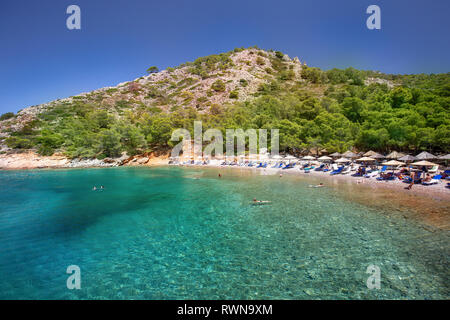 Hydra/Grèce - 02 juillet 2018 : Belle plage turquoise de Saranikos Banque D'Images