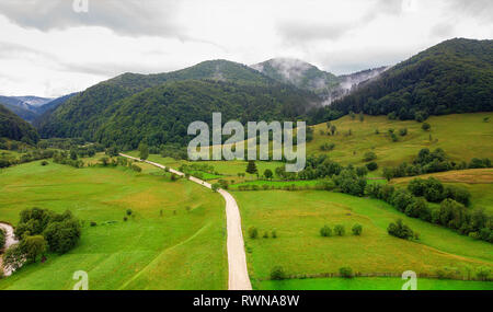 Col de haute montagne en Vama), Roumanie. Vue aérienne Banque D'Images