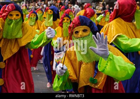 Danseurs portant des costumes colorés à la bataille de fleurs Banque D'Images