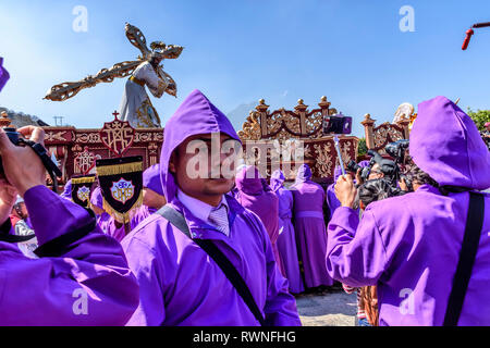 Antigua, Guatemala - Mars 11, 2018 : Procession carême dans la ville avec des plus célèbres célébrations de la Semaine Sainte en Amérique latine. Banque D'Images