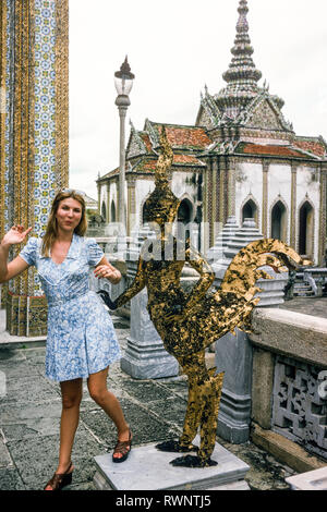 Jeune femme à aTemple touristique en Thaïlande, 1975 Banque D'Images