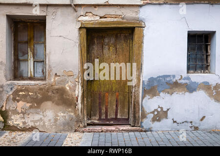 Porte en bois et murs altérée sur une maison, Ségovie, Castille et Leon, Espagne Banque D'Images