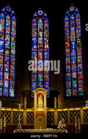 Plusieurs grands vitraux vitrail d'église avec statue de la Vierge Marie et l'enfant ; la Ville de Luxembourg, Luxembourg Banque D'Images