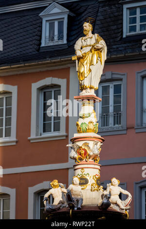 La fontaine saint pierre de décoration et des statues en or à city square ; Trier, Allemagne Banque D'Images