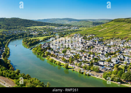 Avis de riverside village avec coude de la rivière et de raides pentes du vignoble dans l'arrière-plan et le bleu ciel, Bernkastel, Allemagne Banque D'Images