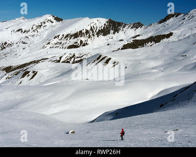 La descente depuis le Col de Longet, Parc Régional du Queyras, Alpes en raquettes Banque D'Images