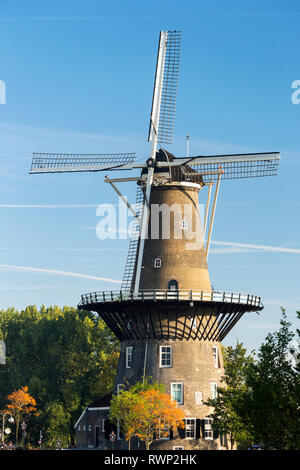 Ancien moulin à vent en bois sur le dessus de la structure avec ciel bleu ; Leiden, Pays-Bas Banque D'Images