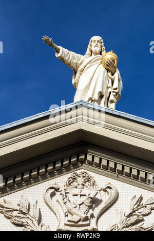 Statue en pierre de Christ en haut de crête décorative avec ciel bleu ; Amsterdam, Pays-Bas Banque D'Images