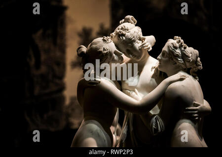 Close-up des Trois Grâces, une statue des trois filles de Zeus, enlacés, affichée dans un musée ; Amsterdam, Pays-Bas Banque D'Images