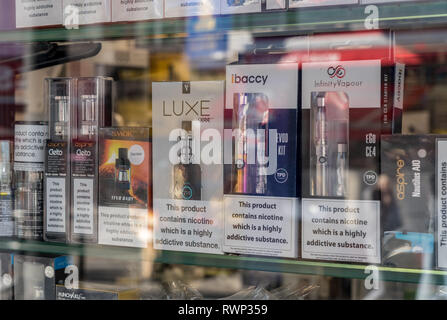 La réflexion de beaucoup de marques d'e-cigarettes à Londres Banque D'Images