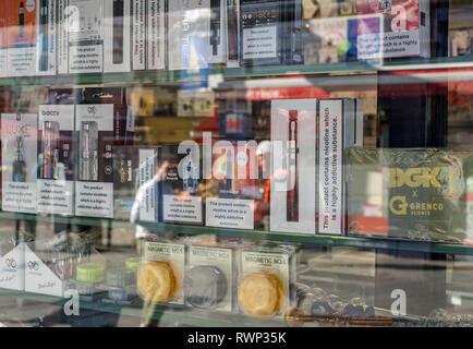 La réflexion de beaucoup de marques d'e-cigarettes à Londres Banque D'Images