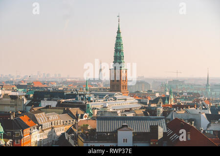 18 février, 2019. Danemark Copenhague. Vue panoramique vue de dessus le centre-ville depuis un point élevé. La tour ronde Rundetaarn. Banque D'Images
