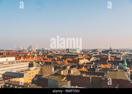 18 février, 2019. Danemark Copenhague. Vue panoramique vue de dessus le centre-ville depuis un point élevé. La tour ronde Rundetaarn. Banque D'Images