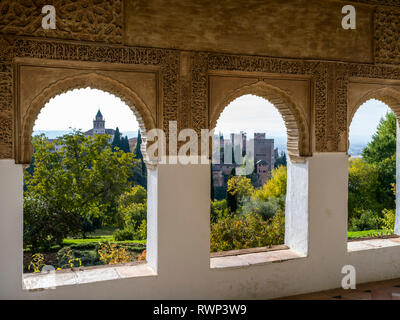 Des détails sur un mur intérieur façade avec une vue de l'Alhambra, Granada, Granada Province, Espagne Banque D'Images