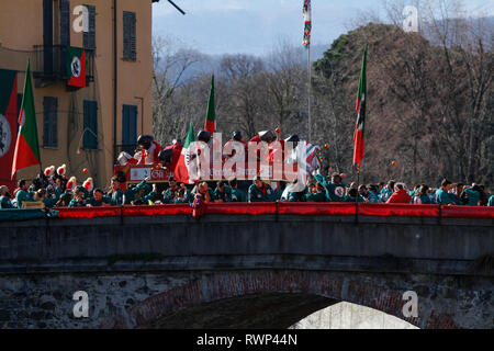 Ivrea, Italie. Le 05 Mar, 2019. Souffleuses Orange combats lors de la 'Bataille des Oranges' à Ivrea Carnaval historique Crédit : Marco Destefanis/Pacific Press/Alamy Live News Banque D'Images