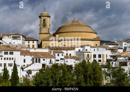 Clocher et le toit en dôme de l'église Iglesia de la Encarnación de maisons blanches ci-dessous ; Montefrio, Province de Grenade, Espagne Banque D'Images