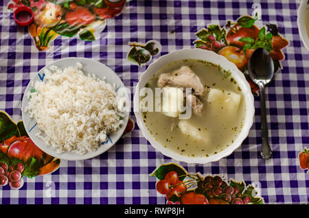 Les aliments traditionnels panaméens connu sous le ancocho» ou soupe de poulet accompagné de 'arroz blanco' ou le riz blanc, servi comme d'habitude. Banque D'Images