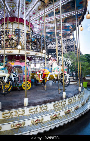 Carrousel parisien traditionnel près de Eiffel Tower Banque D'Images