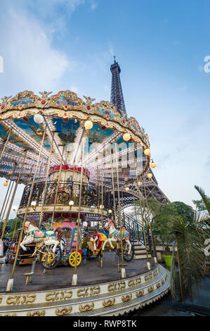 Carrousel parisien traditionnel près de Eiffel Tower Banque D'Images