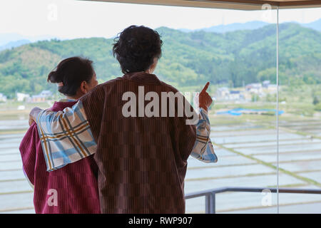 Couple japonais yukata à un hôtel traditionnel Banque D'Images