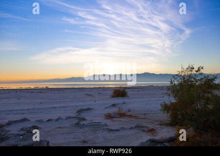 Magnifique coucher de soleil avec nuages filandreux et montagnes à la Salton Sea en Californie, Côte-Nord Banque D'Images